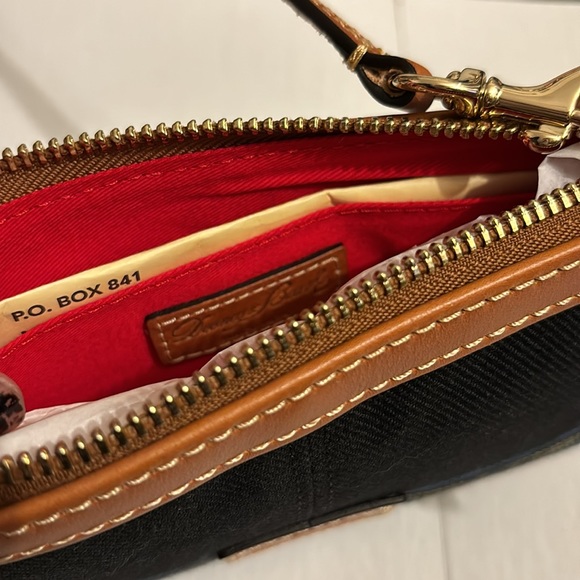 Dooney & Bourke
DOONEY & BOURKE Tartan Large Zip Wristlet NWT - Picture 5 of 5